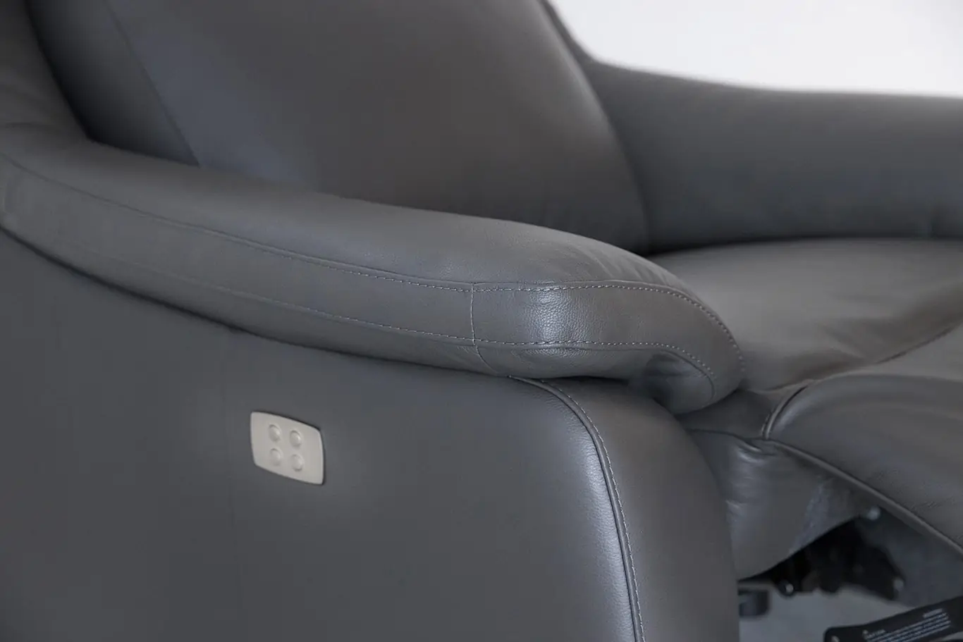 Poltrona con recliner elettrico in Vera Pelle modello Jean - foto 3 di 3 Poltrona con recliner elettrico in Vera Pelle modello Jean - foto 3 di 3