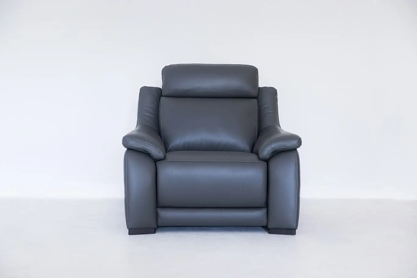 Poltrona con recliner elettrico in Vera Pelle modello Jean - foto 1 di 3 Poltrona con recliner elettrico in Vera Pelle modello Jean - foto 1 di 3