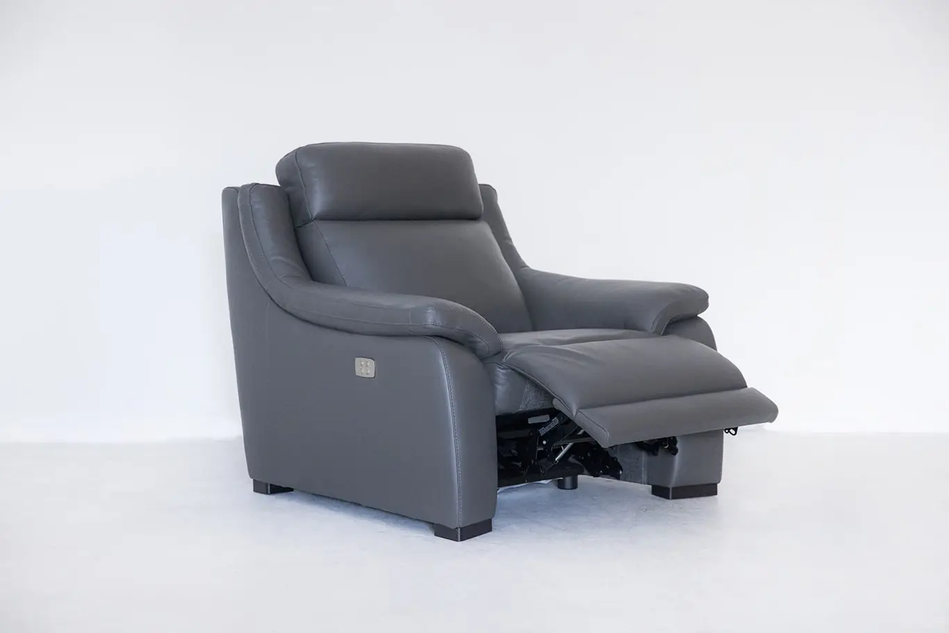 Poltrona con recliner elettrico in Vera Pelle modello Jean - foto 2 di 3 Poltrona con recliner elettrico in Vera Pelle modello Jean - foto 2 di 3