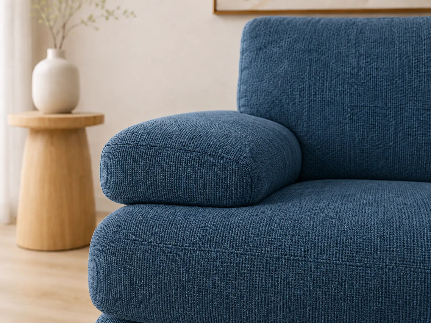 Divano Arcadia blu, dettaglio del bracciolo Divano Arcadia blu, dettaglio del bracciolo