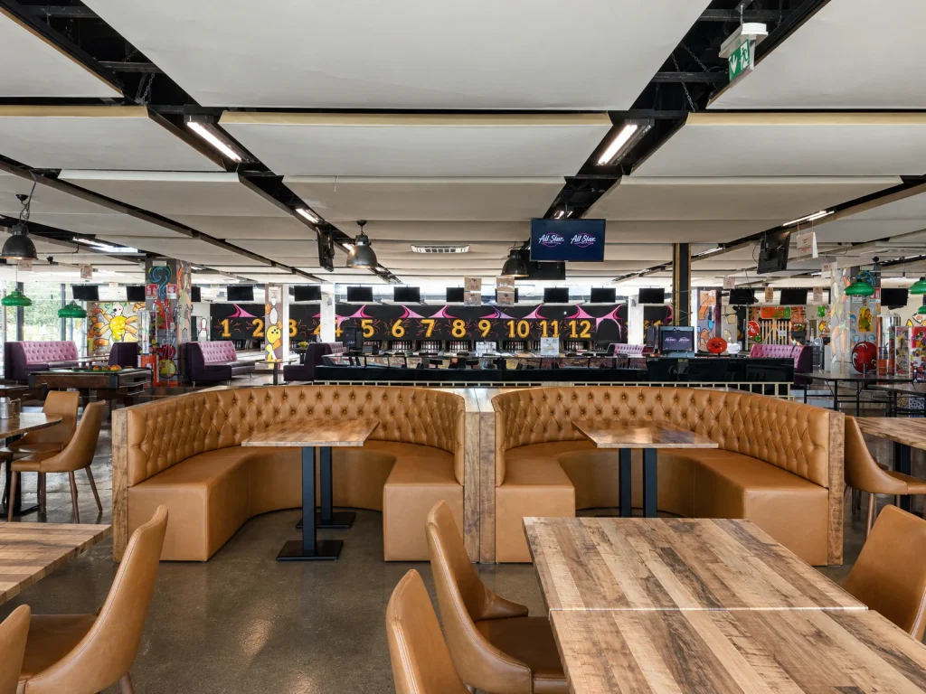 Divanetti capitonne su misura realizzati da MioDivano per una sala bowling